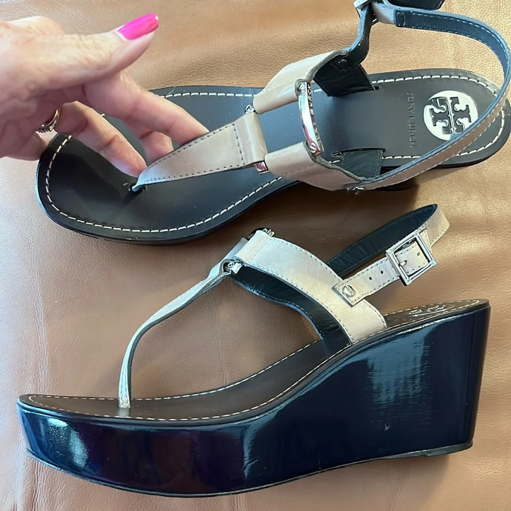 Tory Burch Thong Strap Wedge Sandals/ Neutral/Navy Size 9.5